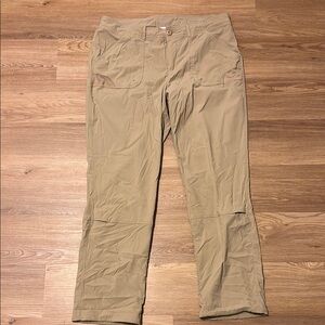 Columbia Tan Cargo Pants Versatile and Practical